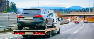 Auto auf einem Abschleppper